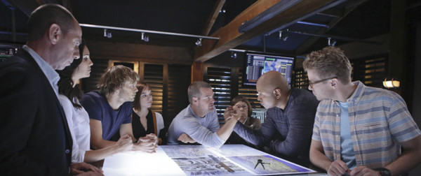 From "Reznikov, N." (5x04): Behind the Scenes with the NCIS: LA team in the OPS center discussing a case. Pictured (L-R): Miguel Ferrer (NCIS Assistant Director Owen Granger). Daniela Ruah (Special Agent Kensi Blye), Eric Christian Olsen (LAPD Liaison Marty Deeks), Renne Felice Smith (Intelligence Analyst Nell Jones), Eric Christian Olsen (LAPD Liaison Marty Deeks), Chris O'Donnell (Special Agent G. Callen), Linda Hunt (Henrietta "Hetty" Lange), LL COOL J (Special Agent Sam Hanna), Barrett Foa (Tech Operator Eric Beale). NCIS: LOS ANGELES airs Tuesdays, (9:00-10:00 PM, ET/PT) on the CBS Television Network. Photo: Cliff Lipson/CBS ©2013 CBS Broadcasting, Inc. All Rights Reserved.